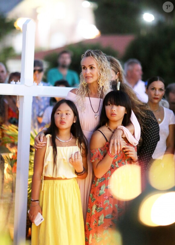 Semi-Exclusif - Laeticia Hallyday et ses filles Joy et Jade - Veillée au cimetière de Lorient, pour le premier anniversaire de la mort de Johnny Hallyday, à Saint-Barthélemy. Le 5 décembre 2018 © Dominique Jacovides / Bestimage