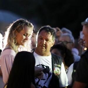 Semi-Exclusif - Laeticia Hallyday - Veillée au cimetière de Lorient, pour le premier anniversaire de la mort de Johnny Hallyday, à Saint-Barthélemy. Le 5 décembre 2018 © Dominique Jacovides / Bestimage