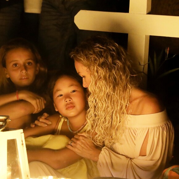 Semi-Exclusif - Laeticia Hallyday et sa fille Joy - Veillée au cimetière de Lorient, pour le premier anniversaire de la mort de Johnny Hallyday, à Saint-Barthélemy. Le 5 décembre 2018 © Dominique Jacovides / Bestimage