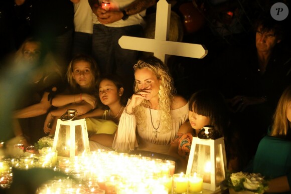 Semi-Exclusif - Laeticia Hallyday et ses filles Joy et Jade - Veillée au cimetière de Lorient, pour le premier anniversaire de la mort de Johnny Hallyday, à Saint-Barthélemy. Le 5 décembre 2018 © Dominique Jacovides / Bestimage