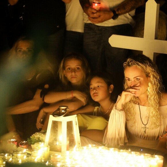 Semi-Exclusif - Laeticia Hallyday et ses filles Joy et Jade - Veillée au cimetière de Lorient, pour le premier anniversaire de la mort de Johnny Hallyday, à Saint-Barthélemy. Le 5 décembre 2018 © Dominique Jacovides / Bestimage