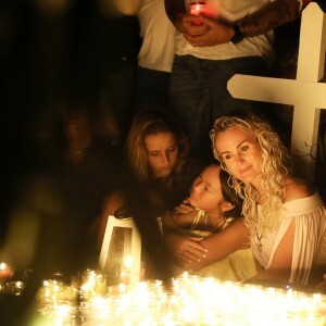 Semi-Exclusif - Laeticia Hallyday et ses filles Joy et Jade - Veillée au cimetière de Lorient, pour le premier anniversaire de la mort de Johnny Hallyday, à Saint-Barthélemy. Le 5 décembre 2018 © Dominique Jacovides / Bestimage