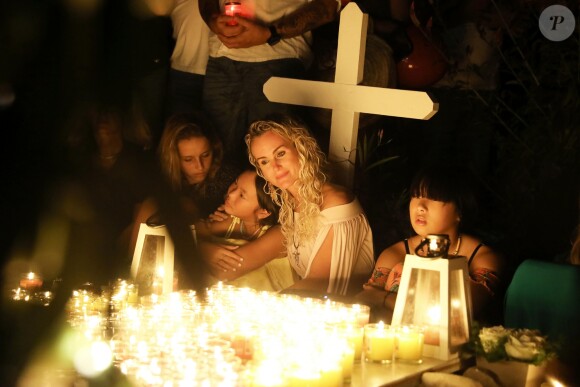 Semi-Exclusif - Laeticia Hallyday et ses filles Joy et Jade - Veillée au cimetière de Lorient, pour le premier anniversaire de la mort de Johnny Hallyday, à Saint-Barthélemy. Le 5 décembre 2018 © Dominique Jacovides / Bestimage