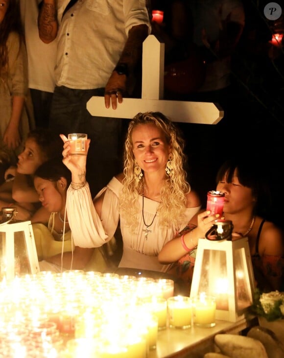 Semi-Exclusif - Laeticia Hallyday et ses filles Joy et Jade - Veillée au cimetière de Lorient, pour le premier anniversaire de la mort de Johnny Hallyday, à Saint-Barthélemy. Le 5 décembre 2018 © Dominique Jacovides / Bestimage