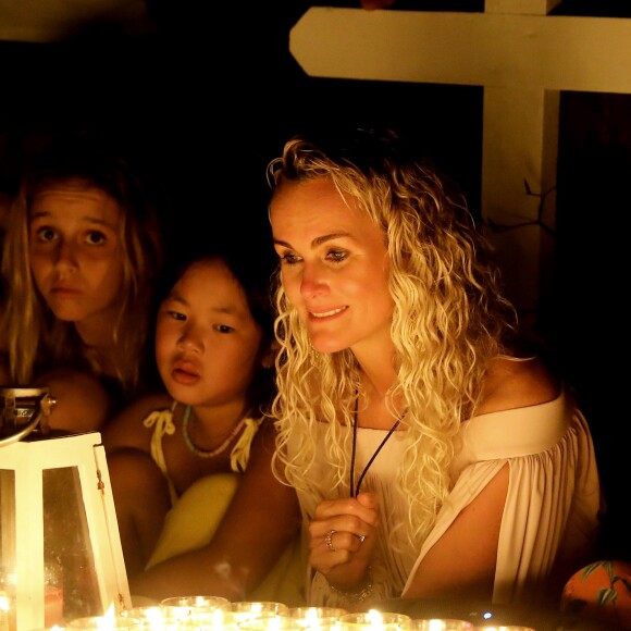Semi-Exclusif - Laeticia Hallyday et sa fille Joy - Veillée au cimetière de Lorient, pour le premier anniversaire de la mort de Johnny Hallyday, à Saint-Barthélemy. Le 5 décembre 2018 © Dominique Jacovides / Bestimage