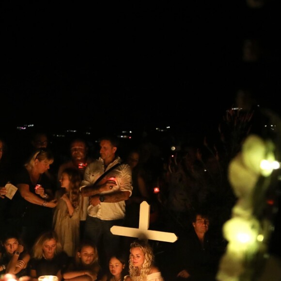 Semi-Exclusif - Sylviane Destaillats, Maryline (compagne du frère de Laeticia, Grégory Boudou), Hoda Roche, Marie Poniatowski, Laeticia Hallyday et ses filles Joy et Jade, Pierre Rambaldi - Veillée au cimetière de Lorient, pour le premier anniversaire de la mort de Johnny Hallyday, à Saint-Barthélemy. Le 5 décembre 2018 © Dominique Jacovides / Bestimage