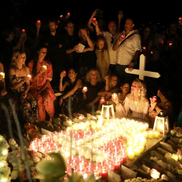 Semi-Exclusif - Liliane Jossua, Sylviane Destaillats, Maryline (compagne du frère de Laeticia, Grégory Boudou), Hoda Roche, Marie Poniatowski, Laeticia Hallyday et ses filles Joy et Jade - Veillée au cimetière de Lorient, pour le premier anniversaire de la mort de Johnny Hallyday, à Saint-Barthélemy. Le 5 décembre 2018 © Dominique Jacovides / Bestimage