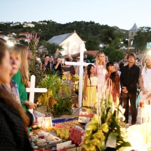 Semi-Exclusif - Laeticia Hallyday et ses filles Joy et Jade, Pierre Rambaldi - Veillée au cimetière de Lorient, pour le premier anniversaire de la mort de Johnny Hallyday, à Saint-Barthélemy. Le 5 décembre 2018 © Dominique Jacovides / Bestimage