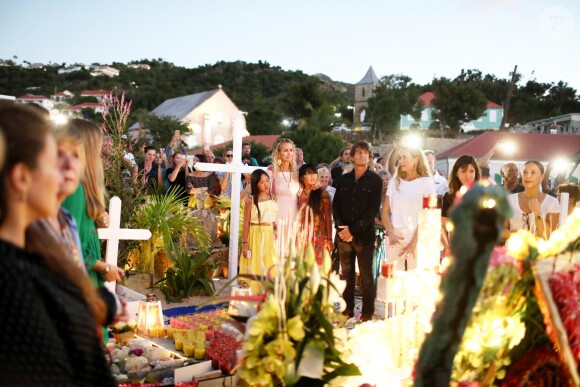 Semi-Exclusif - Laeticia Hallyday et ses filles Joy et Jade, Pierre Rambaldi - Veillée au cimetière de Lorient, pour le premier anniversaire de la mort de Johnny Hallyday, à Saint-Barthélemy. Le 5 décembre 2018 © Dominique Jacovides / Bestimage