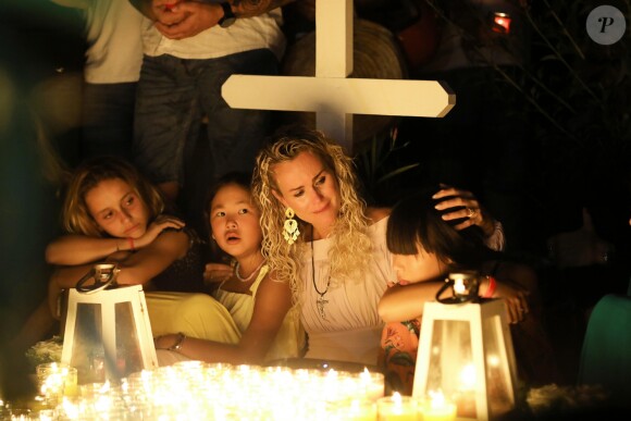 Semi-Exclusif - Laeticia Hallyday et ses filles Joy et Jade - Veillée au cimetière de Lorient, pour le premier anniversaire de la mort de Johnny Hallyday, à Saint-Barthélemy. Le 5 décembre 2018 © Dominique Jacovides / Bestimage