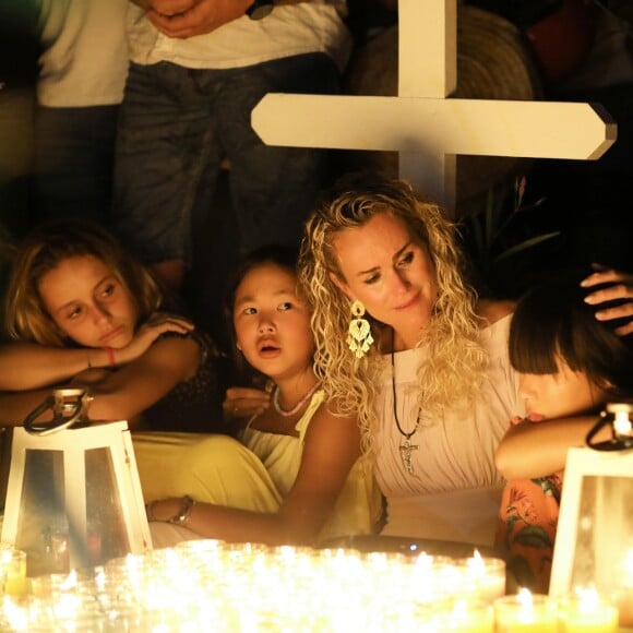 Semi-Exclusif - Laeticia Hallyday et ses filles Joy et Jade - Veillée au cimetière de Lorient, pour le premier anniversaire de la mort de Johnny Hallyday, à Saint-Barthélemy. Le 5 décembre 2018 © Dominique Jacovides / Bestimage