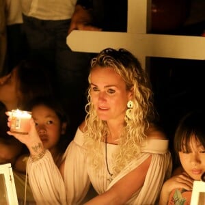 Semi-Exclusif - Marie Poniatowski, Laeticia Hallyday et ses filles Joy et Jade - Veillée au cimetière de Lorient, pour le premier anniversaire de la mort de Johnny Hallyday, à Saint-Barthélemy. Le 5 décembre 2018 © Dominique Jacovides / Bestimage