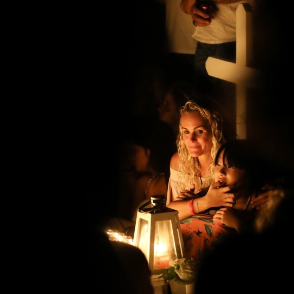 Semi-Exclusif - Laeticia Hallyday et sa fille Jade - Veillée au cimetière de Lorient, pour le premier anniversaire de la mort de Johnny Hallyday, à Saint-Barthélemy. Le 5 décembre 2018 © Dominique Jacovides / Bestimage