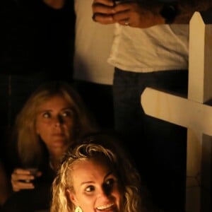 Semi-Exclusif - Hoda Roche, Marie Poniatowski, Laeticia Hallyday - Veillée au cimetière de Lorient, pour le premier anniversaire de la mort de Johnny Hallyday, à Saint-Barthélemy. Le 5 décembre 2018 © Dominique Jacovides / Bestimage