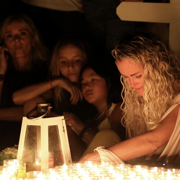 Semi-Exclusif - Marie Poniatowski, Laeticia Hallyday et sa fille Joy - Veillée au cimetière de Lorient, pour le premier anniversaire de la mort de Johnny Hallyday, à Saint-Barthélemy. Le 5 décembre 2018 © Dominique Jacovides / Bestimage