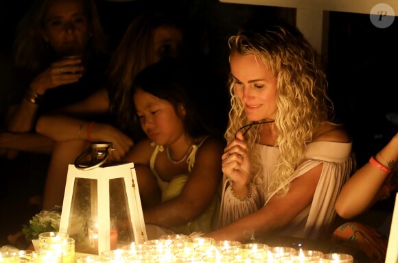 Semi-Exclusif - Laeticia Hallyday et sa fille Joy - Veillée au cimetière de Lorient, pour le premier anniversaire de la mort de Johnny Hallyday, à Saint-Barthélemy. Le 5 décembre 2018 © Dominique Jacovides / Bestimage