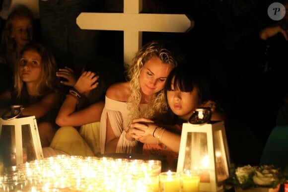 Semi-Exclusif - Laeticia Hallyday et sa fille Jade - Veillée au cimetière de Lorient, pour le premier anniversaire de la mort de Johnny Hallyday, à Saint-Barthélemy. Le 5 décembre 2018 © Dominique Jacovides / Bestimage