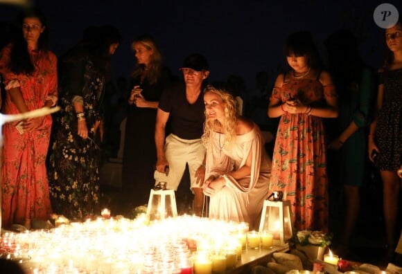 Semi-Exclusif - Laeticia Hallyday et sa fille Jade - Veillée au cimetière de Lorient, pour le premier anniversaire de la mort de Johnny Hallyday, à Saint-Barthélemy. Le 5 décembre 2018 © Dominique Jacovides / Bestimage