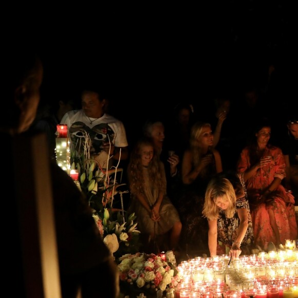 Semi-Exclusif - Liliane Jossua, Sylviane Destaillats, Maryline (compagne du frère de Laeticia, Grégory Boudou), Hoda Roche, Marie Poniatowski, Laeticia Hallyday et ses filles Joy et Jade - Veillée au cimetière de Lorient, pour le premier anniversaire de la mort de Johnny Hallyday, à Saint-Barthélemy. Le 5 décembre 2018 © Dominique Jacovides / Bestimage
