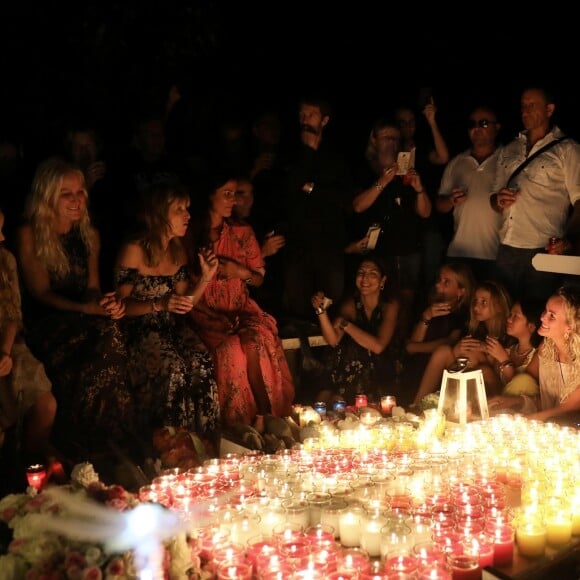 Semi-Exclusif - Liliane Jossua, Sylviane Destaillats, Maryline (compagne du frère de Laeticia, Grégory Boudou), Hoda Roche, Marie Poniatowski, Laeticia Hallyday et ses filles Joy et Jade - Veillée au cimetière de Lorient, pour le premier anniversaire de la mort de Johnny Hallyday, à Saint-Barthélemy. Le 5 décembre 2018 © Dominique Jacovides / Bestimage