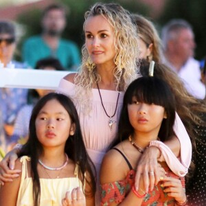 Semi-Exclusif - Laeticia Hallyday et ses filles Joy et Jade - Veillée au cimetière de Lorient, pour le premier anniversaire de la mort de Johnny Hallyday, à Saint-Barthélemy. Le 5 décembre 2018 © Dominique Jacovides / Bestimage