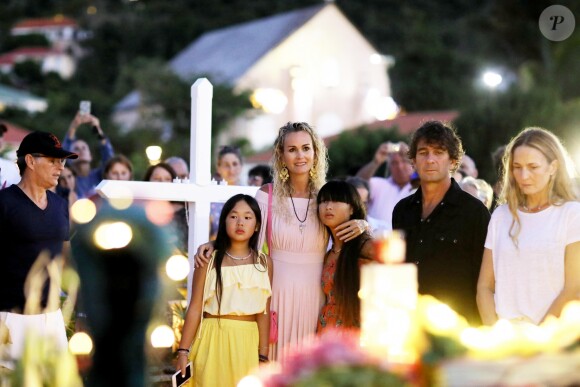 Semi-Exclusif - Laeticia Hallyday et ses filles Joy et Jade, Pierre Rambaldi - Veillée au cimetière de Lorient, pour le premier anniversaire de la mort de Johnny Hallyday, à Saint-Barthélemy. Le 5 décembre 2018 © Dominique Jacovides / Bestimage