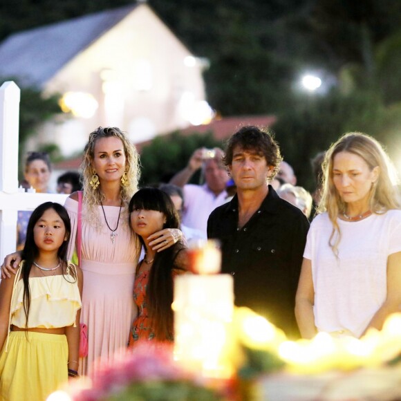 Semi-Exclusif - Laeticia Hallyday et ses filles Joy et Jade, Pierre Rambaldi - Veillée au cimetière de Lorient, pour le premier anniversaire de la mort de Johnny Hallyday, à Saint-Barthélemy. Le 5 décembre 2018 © Dominique Jacovides / Bestimage
