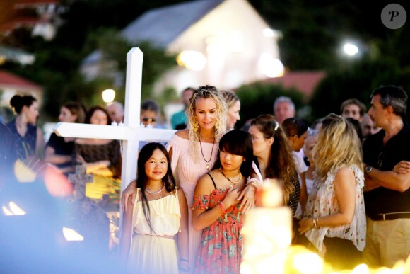 Semi-Exclusif - Laeticia Hallyday et ses filles Joy et Jade - Veillée au cimetière de Lorient, pour le premier anniversaire de la mort de Johnny Hallyday, à Saint-Barthélemy. Le 5 décembre 2018 © Dominique Jacovides / Bestimage