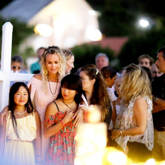 Semi-Exclusif - Laeticia Hallyday et ses filles Joy et Jade - Veillée au cimetière de Lorient, pour le premier anniversaire de la mort de Johnny Hallyday, à Saint-Barthélemy. Le 5 décembre 2018 © Dominique Jacovides / Bestimage