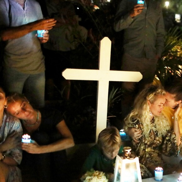 Exclusif - Hoda Roche, Marie Poniatowski, Anne-Sophie Aparis, Yaël Abrot, Hortense d'Esteve - Laeticia Hallyday et ses proches lors de la deuxième veillée pour le premier anniversaire de la mort de Johnny Hallyday au cimetière marin de Lorient à Saint-Barthélemy le 6 décembre 2018. © Dominique Jacovides / Bestimage