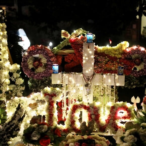 Exclusif - Illustration - Laeticia Hallyday et ses proches lors de la deuxième veillée pour le premier anniversaire de la mort de Johnny Hallyday au cimetière marin de Lorient à Saint-Barthélemy le 6 décembre 2018. © Dominique Jacovides / Bestimage