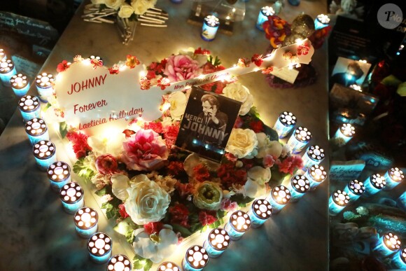 Exclusif - Illustration - Laeticia Hallyday et ses proches lors de la deuxième veillée pour le premier anniversaire de la mort de Johnny Hallyday au cimetière marin de Lorient à Saint-Barthélemy le 6 décembre 2018. © Dominique Jacovides / Bestimage