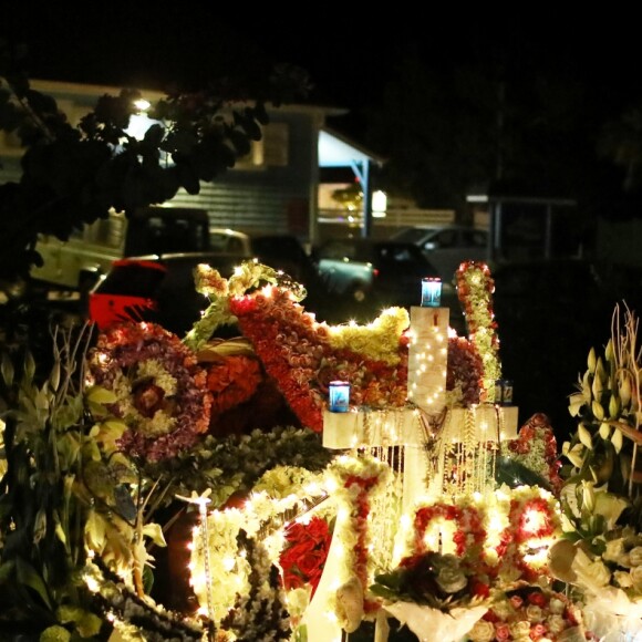 Exclusif - Illustration - Laeticia Hallyday et ses proches lors de la deuxième veillée pour le premier anniversaire de la mort de Johnny Hallyday au cimetière marin de Lorient à Saint-Barthélemy le 6 décembre 2018. © Dominique Jacovides / Bestimage