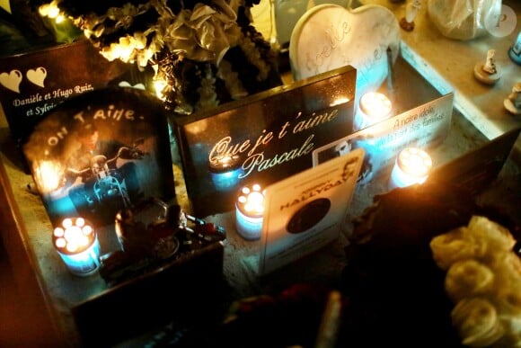 Exclusif - Illustration - Laeticia Hallyday et ses proches lors de la deuxième veillée pour le premier anniversaire de la mort de Johnny Hallyday au cimetière marin de Lorient à Saint-Barthélemy le 6 décembre 2018. © Dominique Jacovides / Bestimage