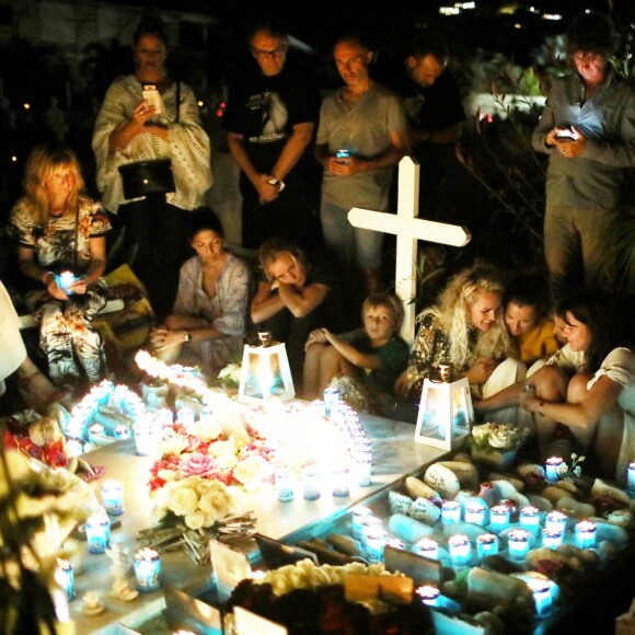 Exclusif - Liliane Joshua, Sylviane Destaillats, Hoda Roche, Marie Poniatowski, Anne-Sophie Aparis, Yaël Abrot, Pierre Rambaldi - Laeticia Hallyday et ses proches lors de la deuxième veillée pour le premier anniversaire de la mort de Johnny Hallyday au cimetière marin de Lorient à Saint-Barthélemy le 6 décembre 2018. © Dominique Jacovides / Bestimage