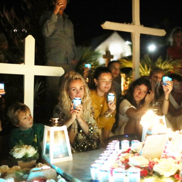 Exclusif - Marie Poniatowski, Hortense d'Esteve - Laeticia Hallyday et ses proches lors de la deuxième veillée pour le premier anniversaire de la mort de Johnny Hallyday au cimetière marin de Lorient à Saint-Barthélemy le 6 décembre 2018. © Dominique Jacovides / Bestimage