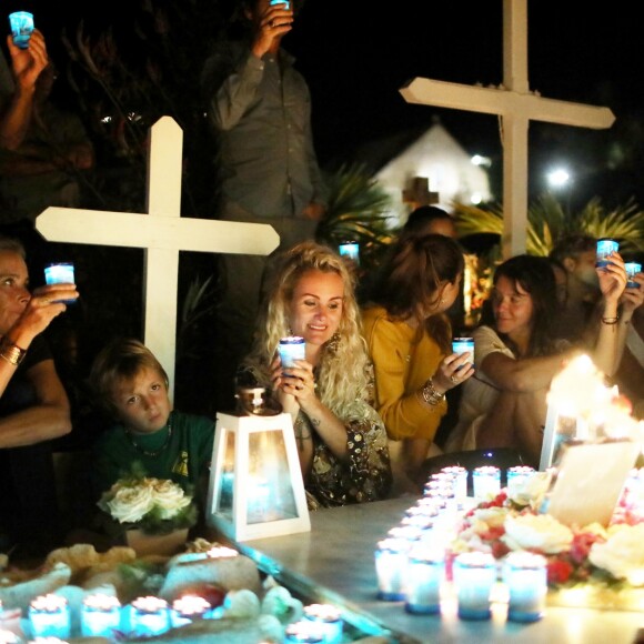 Exclusif - Marie Poniatowski, Hortense d'Esteve - Laeticia Hallyday et ses proches lors de la deuxième veillée pour le premier anniversaire de la mort de Johnny Hallyday au cimetière marin de Lorient à Saint-Barthélemy le 6 décembre 2018. © Dominique Jacovides / Bestimage