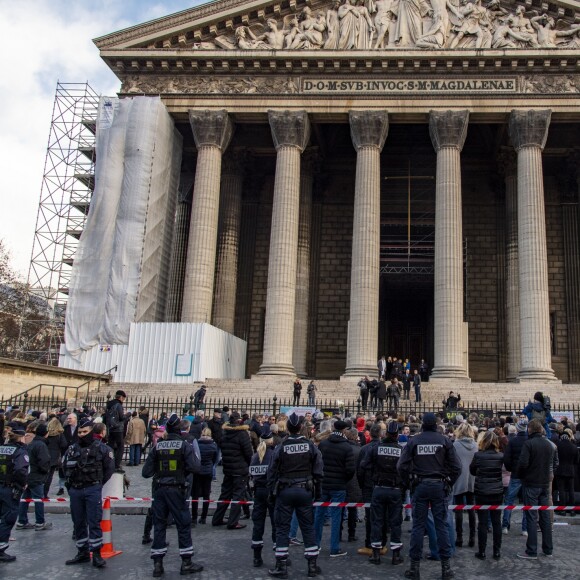 Messe en hommage à Johnny Hallyday à l'église de la Madeleine. Cette messe commémore le premier anniversaire de la mort du chanteur. Durant l'office, placé sous le signe de la chanson pour honorer comme il se doit la mémoire de l'idole des jeunes, le titre "Retiens la nuit" a résonné entre les murs de la Madeleine. Un moment très émouvant pour les fans venus en masse. Paris, le 9 décembre 2018. © Cyril Moreau/Pierre Perusseau/Bestimage