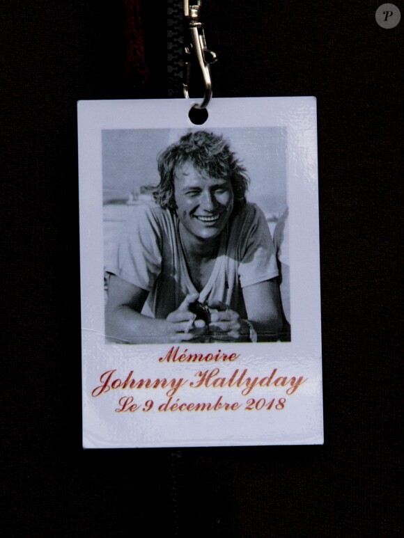 Messe en hommage à Johnny Hallyday à l'église de la Madeleine. Cette messe commémore le premier anniversaire de la mort du chanteur. Durant l'office, placé sous le signe de la chanson pour honorer comme il se doit la mémoire de l'idole des jeunes, le titre "Retiens la nuit" a résonné entre les murs de la Madeleine. Un moment très émouvant pour les fans venus en masse. Paris, le 9 décembre 2018. © Cyril Moreau/Pierre Perusseau/Bestimage