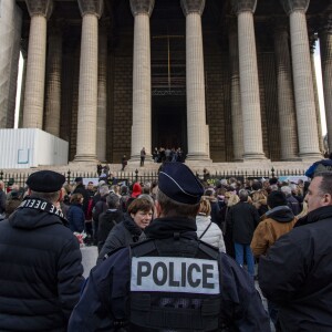 Messe en hommage à Johnny Hallyday à l'église de la Madeleine. Cette messe commémore le premier anniversaire de la mort du chanteur. Durant l'office, placé sous le signe de la chanson pour honorer comme il se doit la mémoire de l'idole des jeunes, le titre "Retiens la nuit" a résonné entre les murs de la Madeleine. Un moment très émouvant pour les fans venus en masse. Paris, le 9 décembre 2018. © Cyril Moreau/Pierre Perusseau/Bestimage