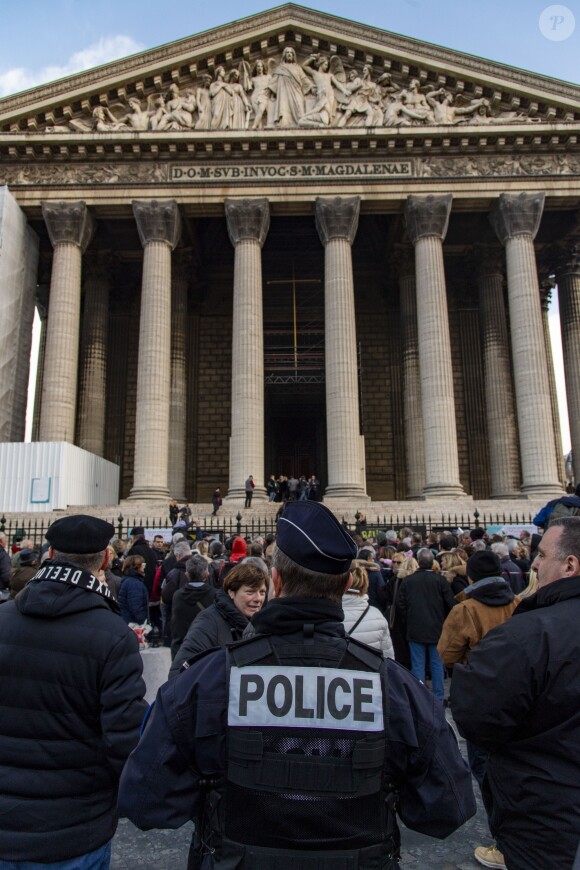 Messe en hommage à Johnny Hallyday à l'église de la Madeleine. Cette messe commémore le premier anniversaire de la mort du chanteur. Durant l'office, placé sous le signe de la chanson pour honorer comme il se doit la mémoire de l'idole des jeunes, le titre "Retiens la nuit" a résonné entre les murs de la Madeleine. Un moment très émouvant pour les fans venus en masse. Paris, le 9 décembre 2018. © Cyril Moreau/Pierre Perusseau/Bestimage