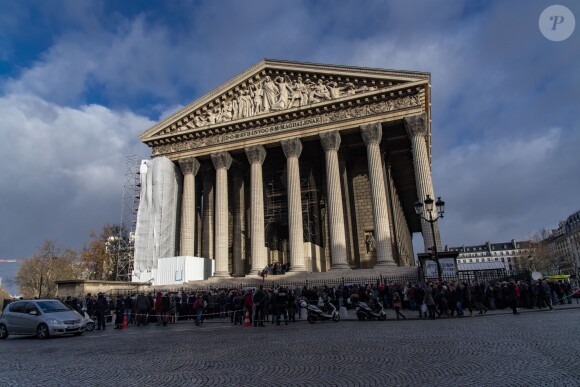 Messe en hommage à Johnny Hallyday à l'église de la Madeleine. Cette messe commémore le premier anniversaire de la mort du chanteur. Durant l'office, placé sous le signe de la chanson pour honorer comme il se doit la mémoire de l'idole des jeunes, le titre "Retiens la nuit" a résonné entre les murs de la Madeleine. Un moment très émouvant pour les fans venus en masse. Paris, le 9 décembre 2018. © Cyril Moreau/Pierre Perusseau/Bestimage