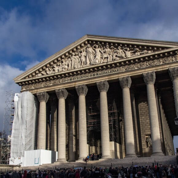 Messe en hommage à Johnny Hallyday à l'église de la Madeleine. Cette messe commémore le premier anniversaire de la mort du chanteur. Durant l'office, placé sous le signe de la chanson pour honorer comme il se doit la mémoire de l'idole des jeunes, le titre "Retiens la nuit" a résonné entre les murs de la Madeleine. Un moment très émouvant pour les fans venus en masse. Paris, le 9 décembre 2018. © Cyril Moreau/Pierre Perusseau/Bestimage