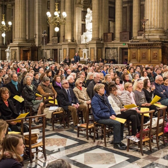 Messe en hommage à Johnny Hallyday à l'église de la Madeleine. Cette messe commémore le premier anniversaire de la mort du chanteur. Durant l'office, placé sous le signe de la chanson pour honorer comme il se doit la mémoire de l'idole des jeunes, le titre "Retiens la nuit" a résonné entre les murs de la Madeleine. Un moment très émouvant pour les fans venus en masse. Paris, le 9 décembre 2018. © Cyril Moreau/Pierre Perusseau/Bestimage