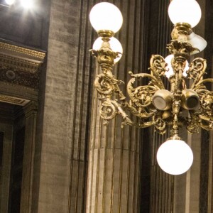 Messe en hommage à Johnny Hallyday à l'église de la Madeleine. Cette messe commémore le premier anniversaire de la mort du chanteur. Durant l'office, placé sous le signe de la chanson pour honorer comme il se doit la mémoire de l'idole des jeunes, le titre "Retiens la nuit" a résonné entre les murs de la Madeleine. Un moment très émouvant pour les fans venus en masse. Paris, le 9 décembre 2018. © Cyril Moreau/Pierre Perusseau/Bestimage