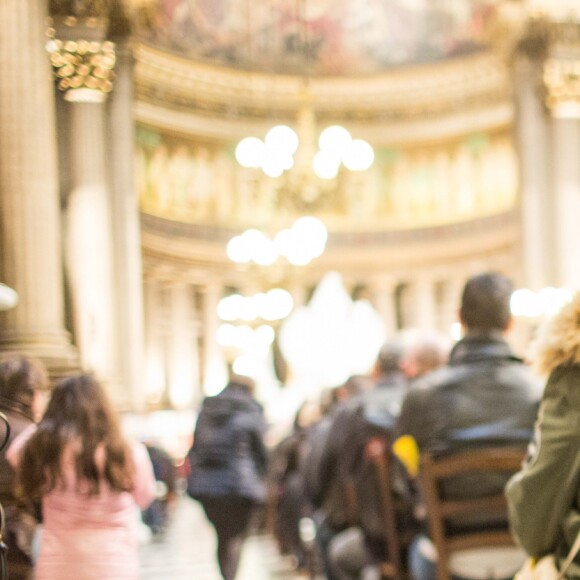 Messe en hommage à Johnny Hallyday à l'église de la Madeleine. Cette messe commémore le premier anniversaire de la mort du chanteur. Durant l'office, placé sous le signe de la chanson pour honorer comme il se doit la mémoire de l'idole des jeunes, le titre "Retiens la nuit" a résonné entre les murs de la Madeleine. Un moment très émouvant pour les fans venus en masse. Paris, le 9 décembre 2018. © Cyril Moreau/Pierre Perusseau/Bestimage