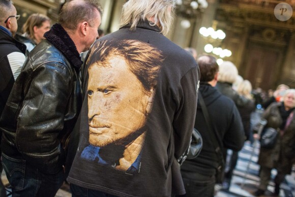 Messe en hommage à Johnny Hallyday à l'église de la Madeleine. Cette messe commémore le premier anniversaire de la mort du chanteur. Durant l'office, placé sous le signe de la chanson pour honorer comme il se doit la mémoire de l'idole des jeunes, le titre "Retiens la nuit" a résonné entre les murs de la Madeleine. Un moment très émouvant pour les fans venus en masse. Paris, le 9 décembre 2018. © Cyril Moreau/Pierre Perusseau/Bestimage