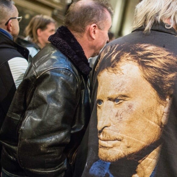 Messe en hommage à Johnny Hallyday à l'église de la Madeleine. Cette messe commémore le premier anniversaire de la mort du chanteur. Durant l'office, placé sous le signe de la chanson pour honorer comme il se doit la mémoire de l'idole des jeunes, le titre "Retiens la nuit" a résonné entre les murs de la Madeleine. Un moment très émouvant pour les fans venus en masse. Paris, le 9 décembre 2018. © Cyril Moreau/Pierre Perusseau/Bestimage