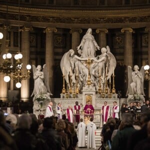 Messe en hommage à Johnny Hallyday à l'église de la Madeleine. Cette messe commémore le premier anniversaire de la mort du chanteur. Durant l'office, placé sous le signe de la chanson pour honorer comme il se doit la mémoire de l'idole des jeunes, le titre "Retiens la nuit" a résonné entre les murs de la Madeleine. Un moment très émouvant pour les fans venus en masse. Paris, le 9 décembre 2018. © Cyril Moreau/Pierre Perusseau/Bestimage