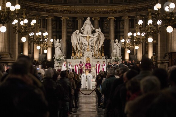 Messe en hommage à Johnny Hallyday à l'église de la Madeleine. Cette messe commémore le premier anniversaire de la mort du chanteur. Durant l'office, placé sous le signe de la chanson pour honorer comme il se doit la mémoire de l'idole des jeunes, le titre "Retiens la nuit" a résonné entre les murs de la Madeleine. Un moment très émouvant pour les fans venus en masse. Paris, le 9 décembre 2018. © Cyril Moreau/Pierre Perusseau/Bestimage